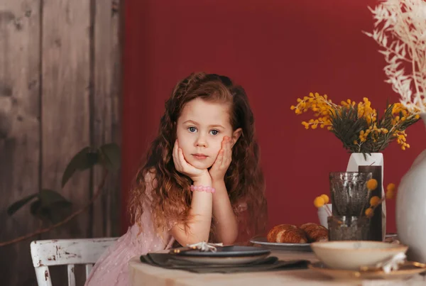 Cute Little Girl Czeka Obiad — Zdjęcie stockowe