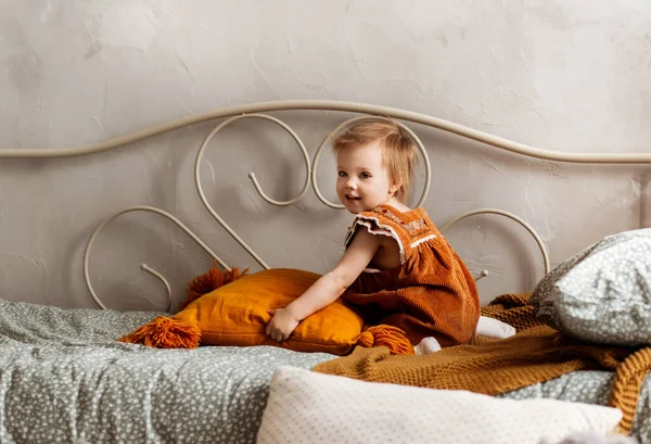 Маленька Дівчинка Грає Ліжку Подушками — стокове фото