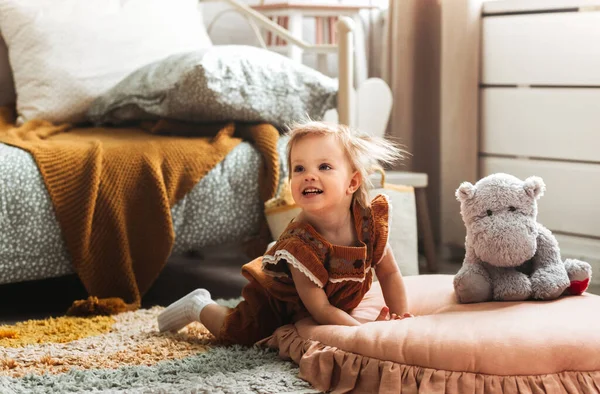 Симпатична Маленька Дівчинка Грає Вітальні Фаршированою Іграшкою Тварин Відчуває Захоплення — стокове фото