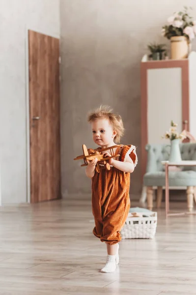 Criança Menina Brincando Com Brinquedo Avião Madeira Dentro Casa — Fotografia de Stock