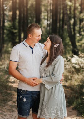 Mutlu çift yazın parkta birlikte.