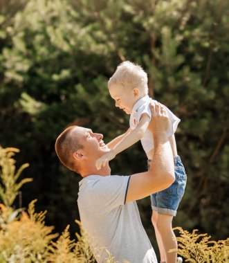 Baba oğul dışarıda eğleniyorlar.