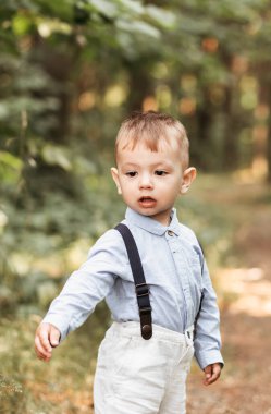 Mutlu küçük çocuk, güneşli bir gün, açık havada. Yazın çayırdaki çocuk doğada. 