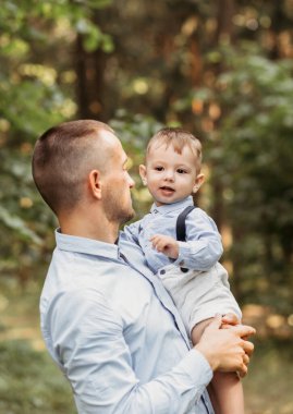 Baba oğul dışarıda eğleniyorlar.