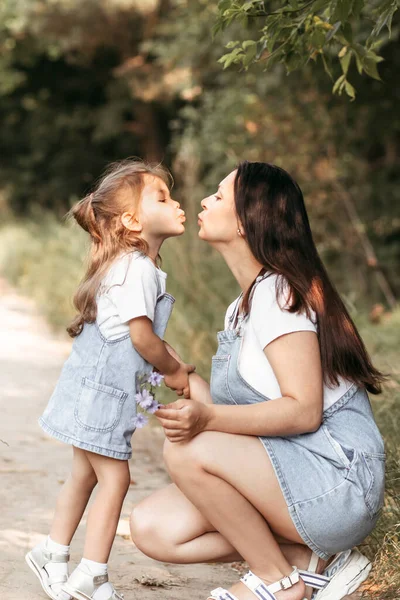 Family Motherhood People Concept Happy Mother Daughter Hugging — Fotografia de Stock