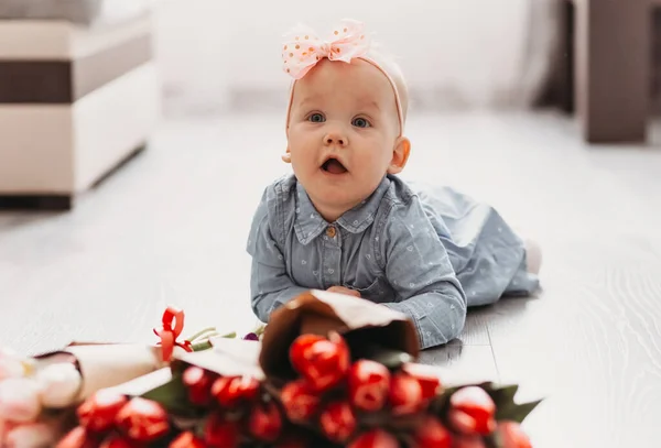 Чарівна Маленька Дівчинка Вдома Червоними Тюльпанами Концепція Святкового Весняного Свята — стокове фото
