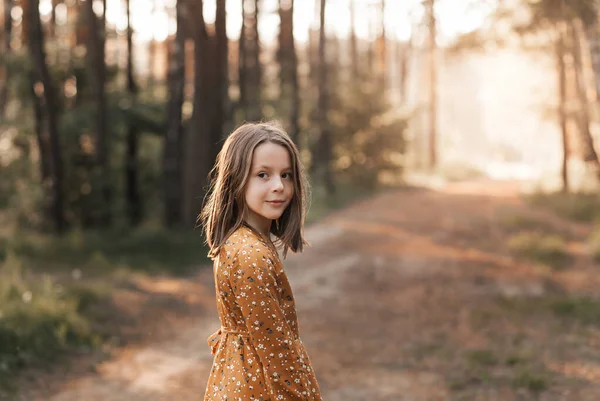 Yeşil Arka Planda Ormanda Küçük Bir Kızın Yaz Portresi — Stok fotoğraf