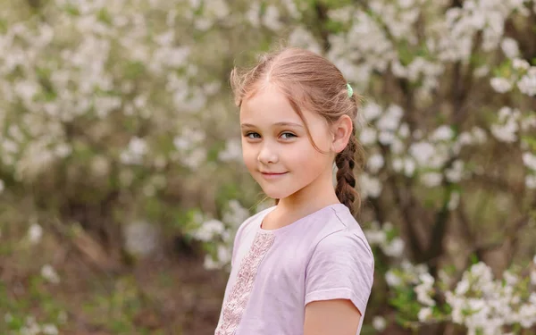 Bedårande Liten Flicka Blommande Cherry Trädgård Vacker Vårdag — Stockfoto