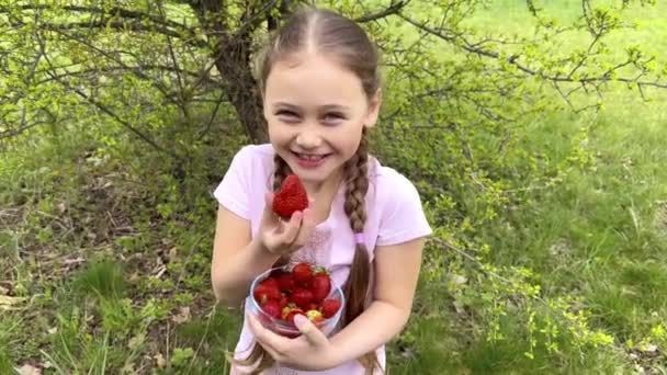 Portret Happy Cute Little Girl Jest Jedzenie Truskawek Letni Dzień — Wideo stockowe