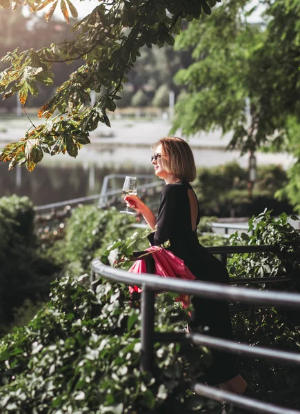 Young Woman Tourist Standing Glass White Wine Bridge European City — Stockfoto