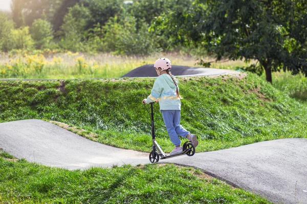 Portret Van Schattige Kleine Kaukasische School Meisje Dragen Helm Genieten — Stockfoto