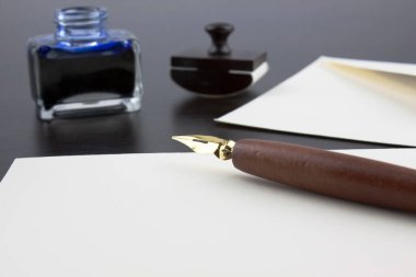 Eski yazı ögeleri kalem, mürekkep ve kağıt