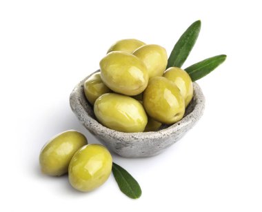 Beyaz arka planda izole edilmiş bir kasedeki lezzetli yeşil zeytinler.