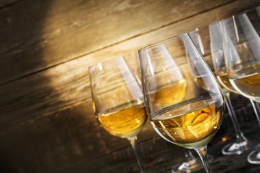 Ahşap Arkaplanda Beyaz Şarap Tazeleyici