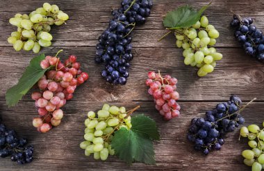 Ahşap arka planda üzüm. Üst görünüm