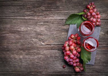 Ahşap arka planda üzüm ve şarap. Üst görünüm