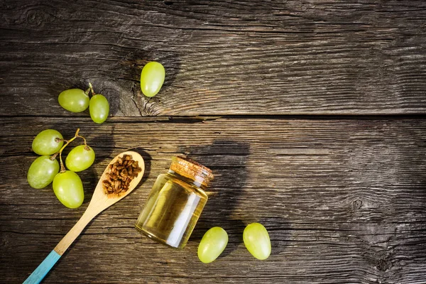 Traubenkern Und Trauben Auf Hölzernem Hintergrund Traubenöl Konzept — Stockfoto