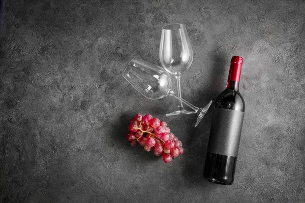 Червоне Вино Пляшці Винограді Фоні Темного Каменю Копіювати Простір Ліцензійні Стокові Фото