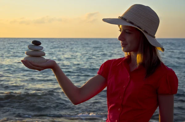 Mulher jovem e equilíbrio ao nascer do sol — Fotografia de Stock