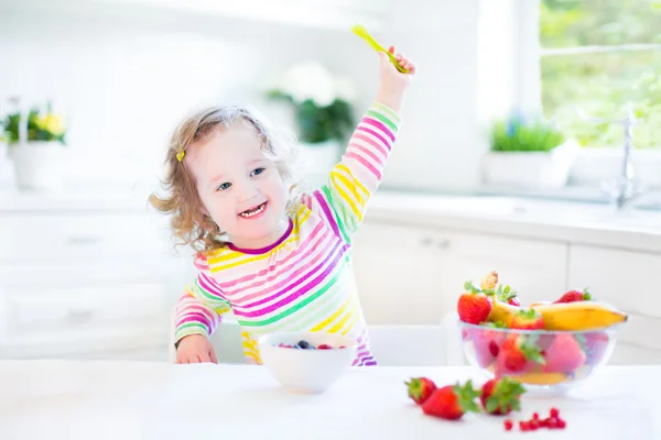 Girl having breakfast — Stock Photo, Image