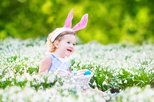 Chica con orejas de conejo jugando con huevos de Pascua —  Fotos de Stock