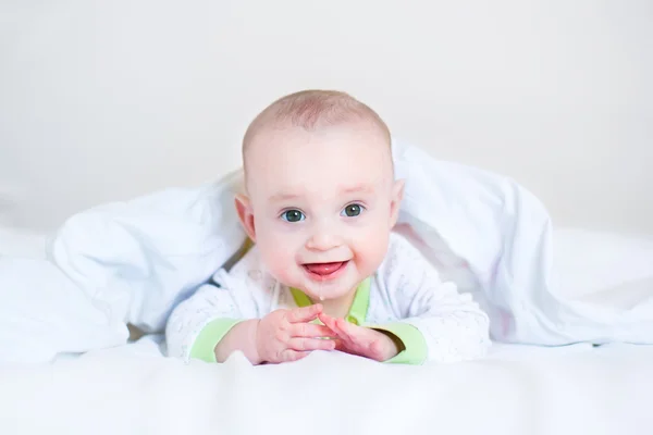 Lachendes Baby spielt Guck-ein-Buh — Stockfoto