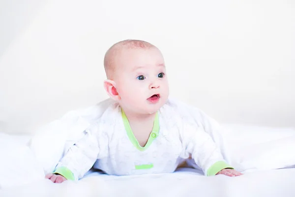 Das lachende Baby spielt Guck-ein-Buh — Stockfoto
