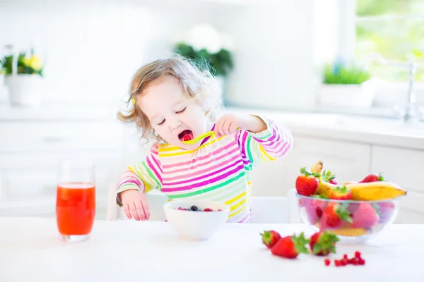 Flicka med frukost — Stockfoto