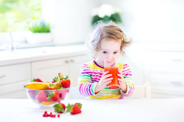 Flicka med frukost — Stockfoto