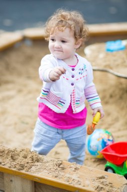 kum kazma kız bebek