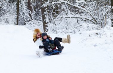 Anne ve oğlu sleigh ride zevk