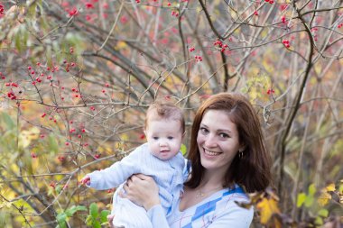 Anne bebeğini ashberry bush altında sarılma