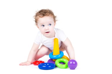 plastik bir piramit ile oynayan bebek