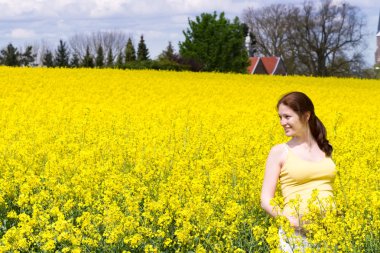 hamile kadın güzel sarı çiçek alanı