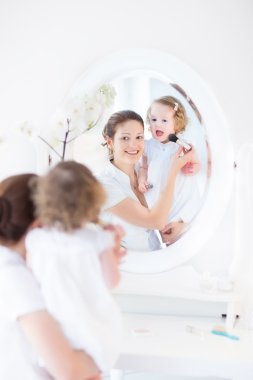 Anne ve bebek kızı makyaj uygulanması