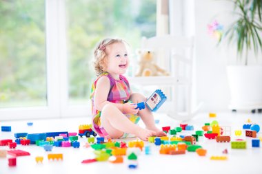 renkli bloklarla oynama yürümeye başlayan çocuk kız