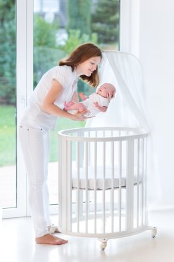 Yeni doğan bebeği uyku koyarak anne