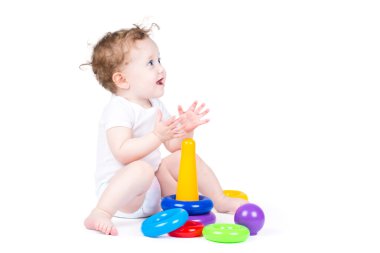 plastik bir piramit ile oynayan bebek