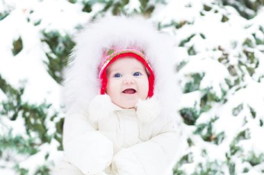 taze kar altında oturan küçük bebek