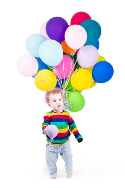 renkli balon ile oynayan bebek