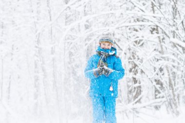 kar kış parkı ile oynayan çocuk