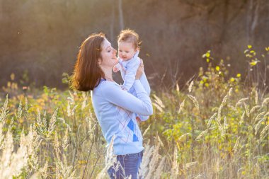 bebek kızı ile oynarken annesi