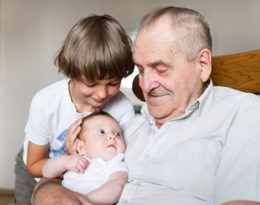 kız bebek tutan Dede