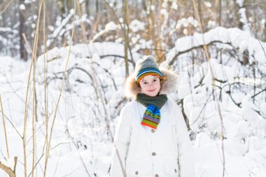 Dışarıda oynarken komik çocuk