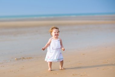 küçük kız egzotik bir sahilde yürüyüş