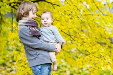 parkta oynarken onun bebek kardeş