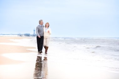 sevgi dolu orta yaşlı çift güzel Sahilde yürüyüş