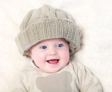 Yeni doğan bebek büyük bir örgü şapka