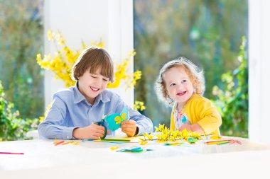 Çocuklar eğleniyor birlikte çizim