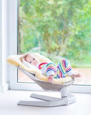 Tatlı küçük kız dinleniyor.